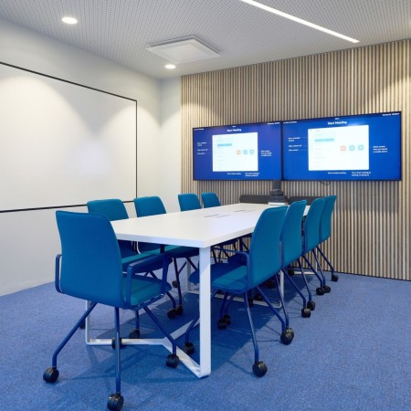 Espace de travail collectif suisse avec chaises Orte bleues pour un travail confortable et flexible