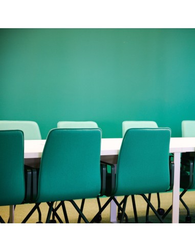 Salle de réunion à Sierre avec des chaises rembourrées sur roulettes design Orte