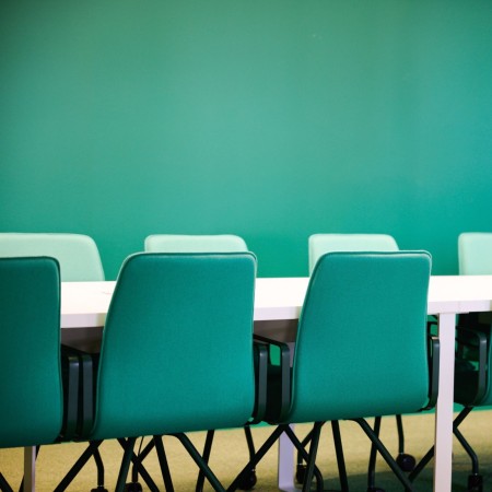 Salle de réunion à Sierre avec des chaises rembourrées sur roulettes design Orte
