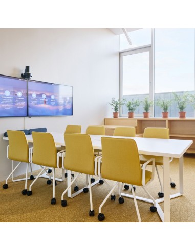 salles de réunion et espaces flex office avec chaises Orte jaunes