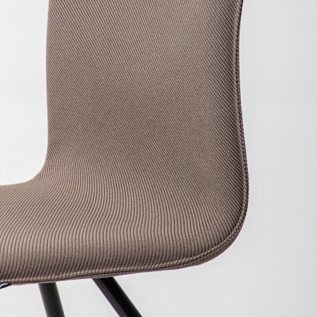Zoom sur l'assise confortable de la chaise Orte