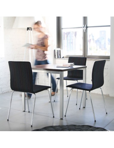 Petite salle de réunion suisse avec chaises Orte rembourrées pour espaces professionnels