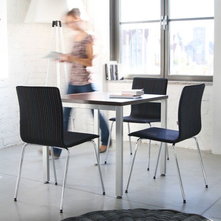 Petite salle de réunion suisse avec chaises Orte rembourrées pour espaces professionnels