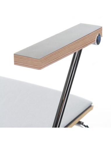 Accoudoirs en bois blanc de la chaise orte 220 pour salles de réunion