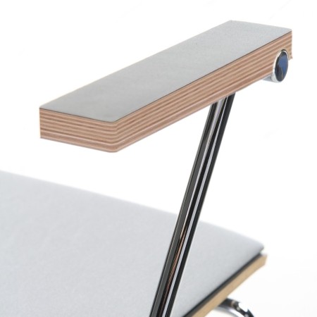 Accoudoirs en bois blanc de la chaise orte 220 pour salles de réunion