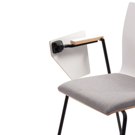 Accoudoirs replié de la chaise Orte blanche avec assise rembourrée