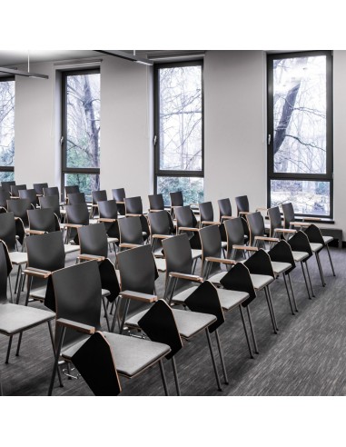 Auditorium à Neuchâtel avec chaises Orte noires avec tablettes écritoires