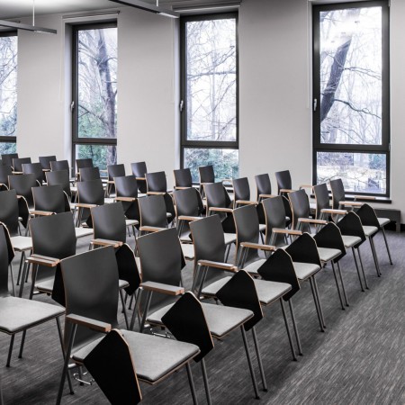 Auditorium à Neuchâtel avec chaises Orte noires avec tablettes écritoires