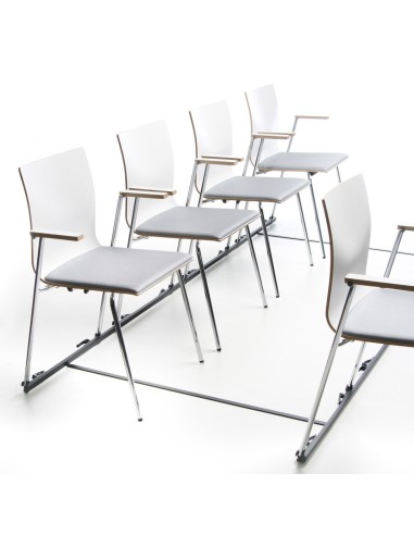 Chaises Orte 220 connectées avec une barre pour salle d'évènement