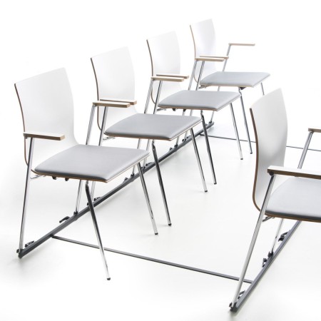 Chaises Orte 220 connectées avec une barre pour salle d'évènement