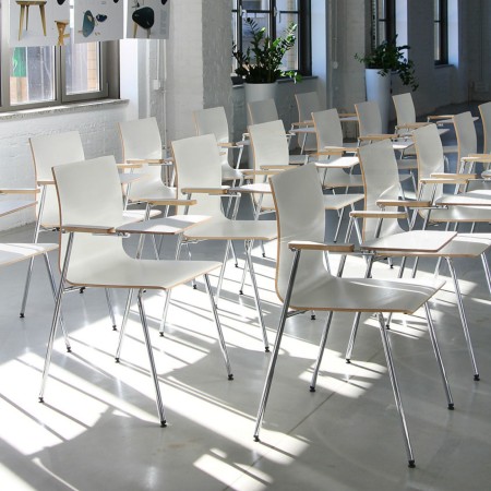 Chaises Orte en bois blanc en salle de conférence à Berne avec accoudoirs et pieds métal
