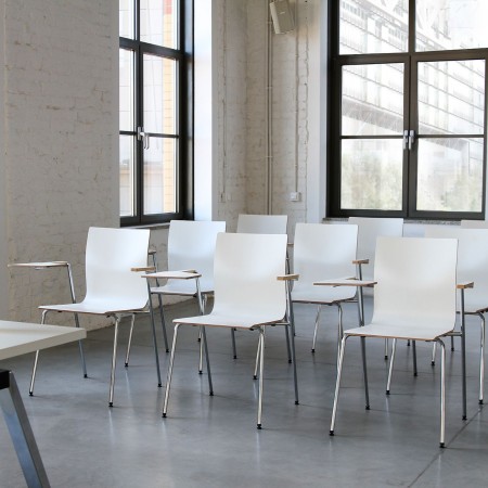 Petite salle de conférence collaborative en Suisse avec chaises Orte blanches