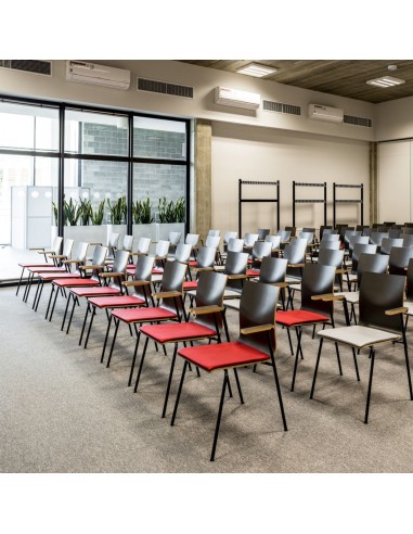 Salle de conférence avec chaises Orte rouges confortables avec accoudoirs et tablette pour écrire