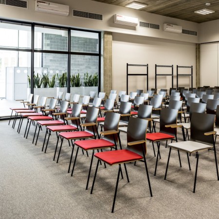 Salle de conférence avec chaises Orte rouges confortables avec accoudoirs et tablette pour écrire