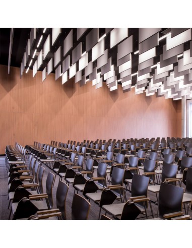 Salle polyvalente avec chaises empilables Orte noires pour salle d'évènement en Suisse