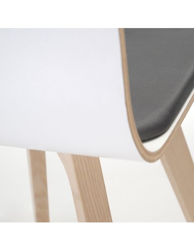 Zoom sur l'assise en cuir de la chaise Orte et son piètement en bois