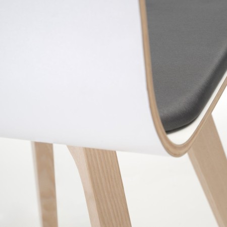 Zoom sur l'assise en cuir de la chaise Orte et son piètement en bois