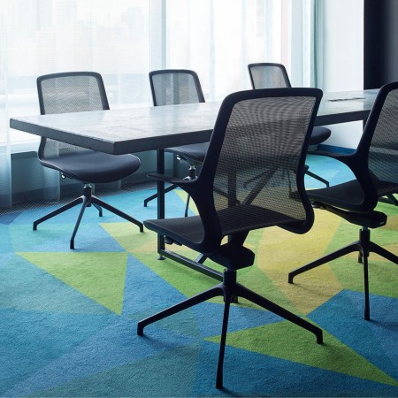 Salle de conférence à Lausanne avec chaises Ovidio haut de gamme avec assise en maille