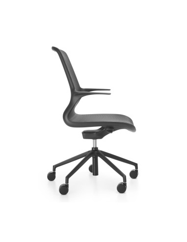 Vue de profil de la chaise de bureau Ovidio en résille respirante avec roulettes et accoudoirs.