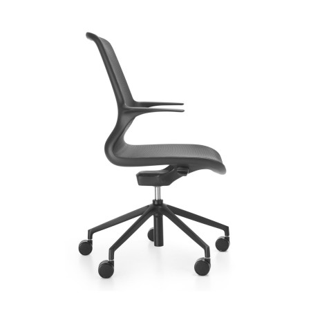 Vue de profil de la chaise de bureau Ovidio en résille respirante avec roulettes et accoudoirs.