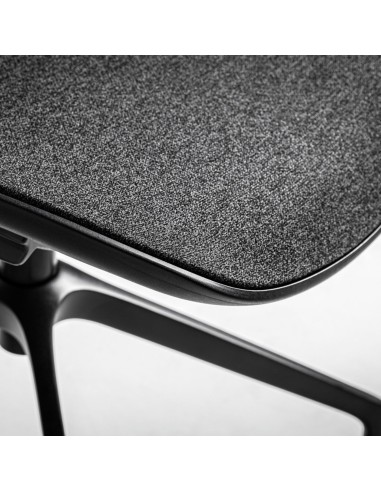 Zoom sur l'assise de la chaise Ovidio en tissu avec roulettes