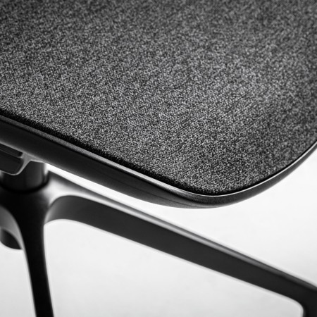 Zoom sur l'assise de la chaise Ovidio en tissu avec roulettes