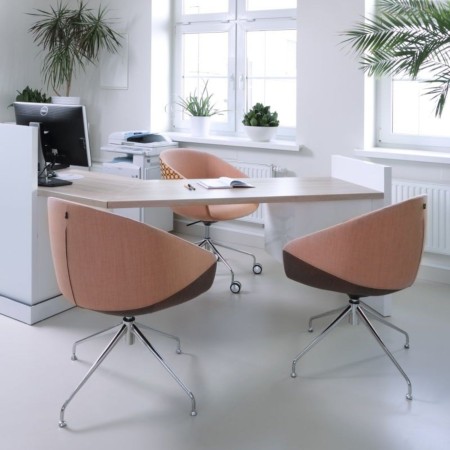 Salle de pause avec chaises fauteuil pivotantes Oxco confort maximal
