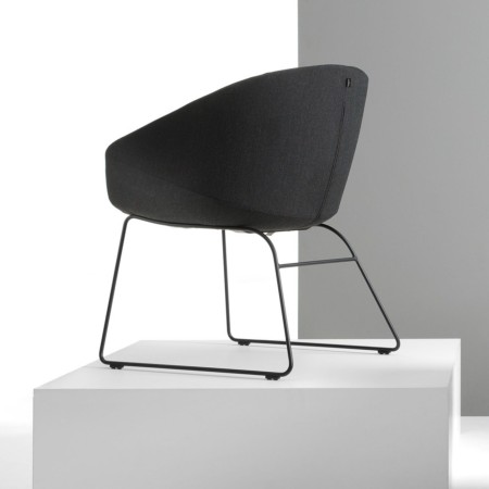 Ambiance moderne du siège Oxco avec pieds traîneau