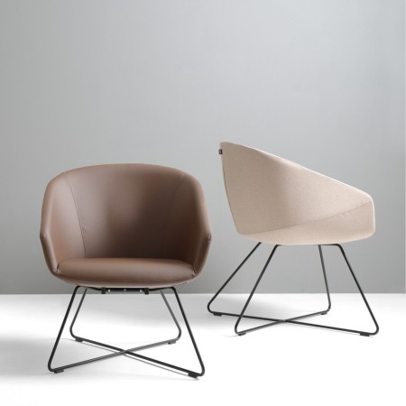 Ambiance contemporaine de la chaise Oxco avec piètement design croisé