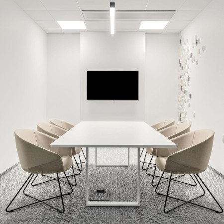 Chaise de réunion rembourrée au design élégant, coque enveloppante et piètement métallique stable pour salle de réunion suisse