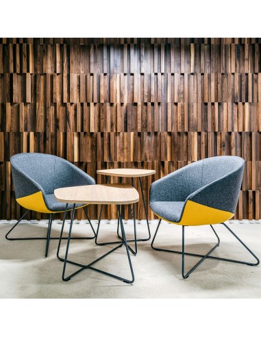 Espace d'accueil à Berne avec chaises design colorée et pieds tringle en métal