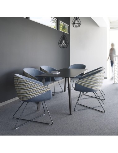 Espace de pause en entreprise avec chaises confortables et enveloppantes Oxco bicolores