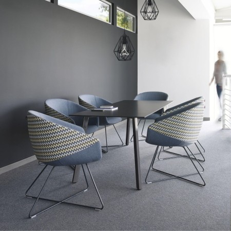 Espace de pause en entreprise avec chaises confortables et enveloppantes Oxco bicolores