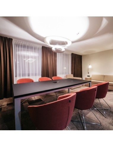 Salle de réunion d'entreprise suisse avec chaises rouges confortables Oxco design