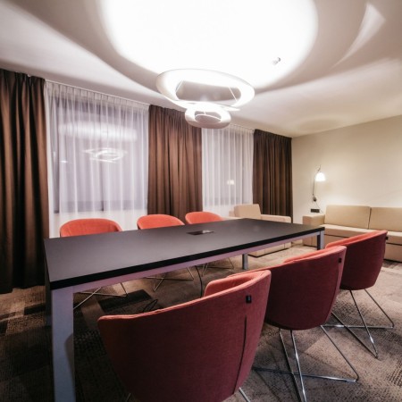 Salle de réunion d'entreprise suisse avec chaises rouges confortables Oxco design