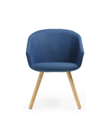 Chaise lounge bleue avec pieds en bois ambiance chaleureuse pour espaces d'accueil professionnels suisses