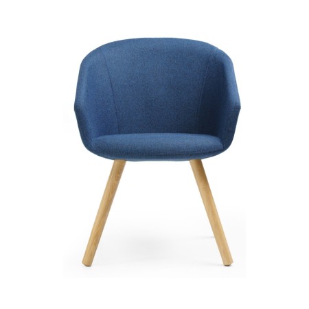 Chaise lounge bleue avec pieds en bois ambiance chaleureuse pour espaces d'accueil professionnels suisses