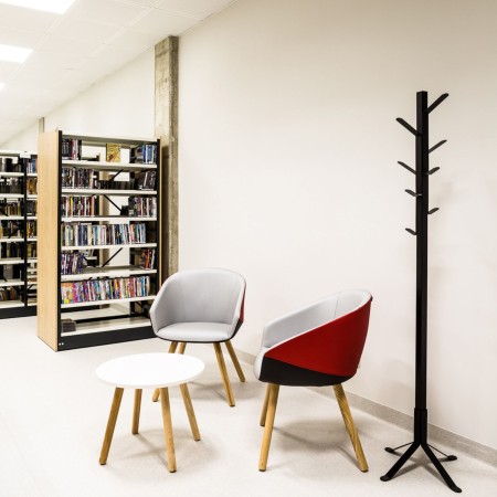 Bibliothèque valaisanne avec Chaises lounge Oxco pieds en bois et assise confort