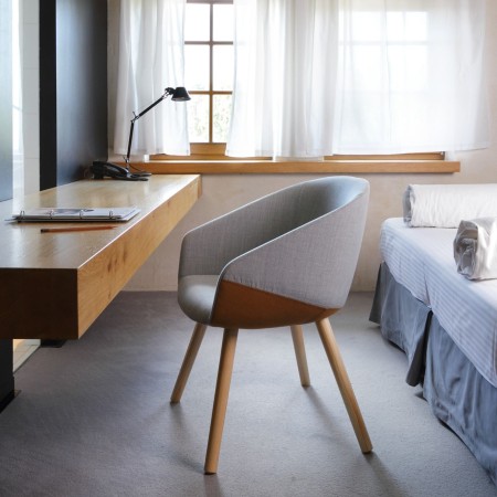 Fauteuil de réunion lounge en bois massif design bicolor Oxco pour espaces pros suisses 2