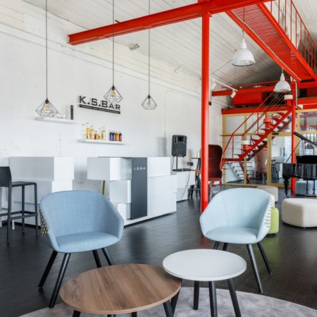 Fauteuil de conférence bois massif et assise rembourrée pour espaces collaboratifs professionnels suisses