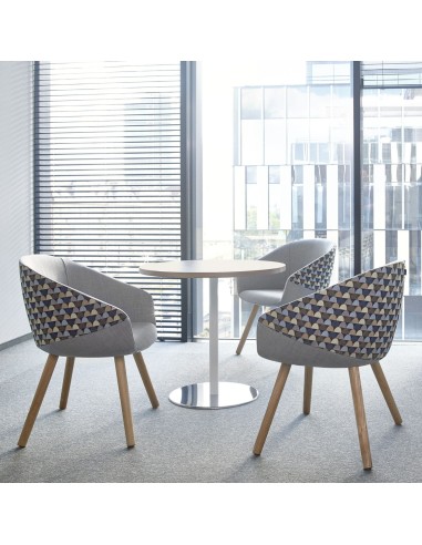 Chaises pour espace de pause en entreprise suisse avec tissu et pieds en bois Oxco