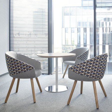 Chaises pour espace de pause en entreprise suisse avec tissu et pieds en bois Oxco