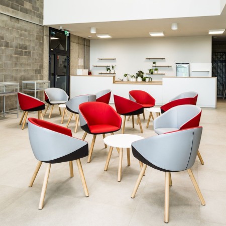 Fauteuil professionnel design avec pieds en bois massif Oxco en espace de restauration