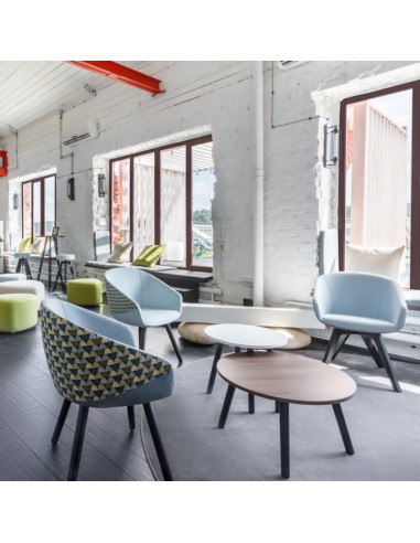Salle de convivialité en entreprise chaise de restauration avec pieds en bois Oxco confort et design