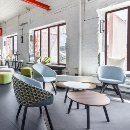 Salle de convivialité en entreprise chaise de restauration avec pieds en bois Oxco confort et design