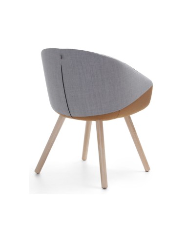 Vue de dos de la chaise Oxco avec pieds en bois pour salles d'attente suisses