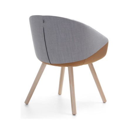 Vue de dos de la chaise Oxco avec pieds en bois pour salles d'attente suisses