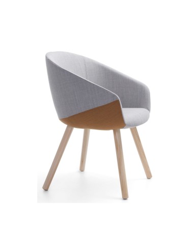 Vue de profil de la chaise rembourrée confortable pour longues réunions avec pieds en bois massif