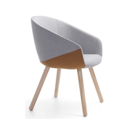 Vue de profil de la chaise rembourrée confortable pour longues réunions avec pieds en bois massif