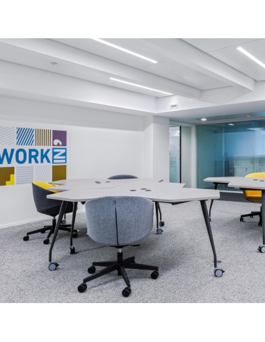 Chaises Oxco avec assise enveloppante et roulettes design pour salles de conférence suisses